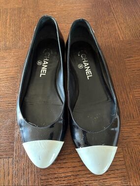 CHANEL Black Patent Leather Ballet Flats with Cream Cap Toe